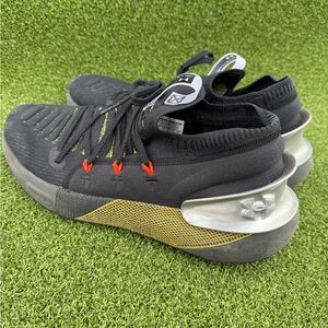 Under Armour Men's Black and Yellow Athletic Shoes